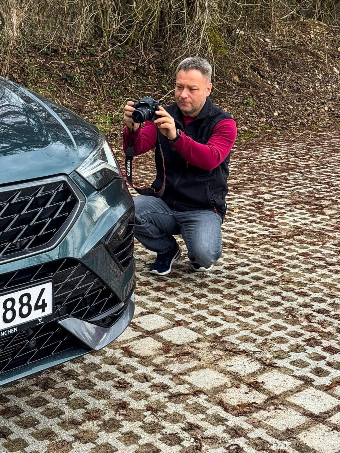Haugwitz KFZ Gutachter dokumentiert Schaden am Auto